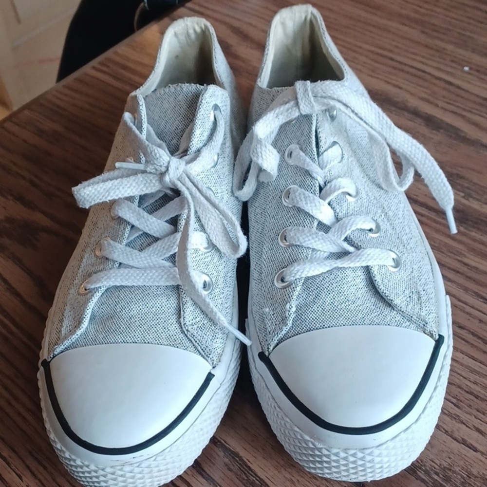 Airwalk Light Gray and White Sneakers Size Women 10.5, Men 9
